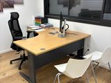 un bureau avec deux chaises et un ordinateur dessus