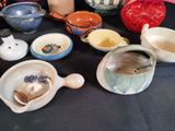 many different bowls and bowls on the table