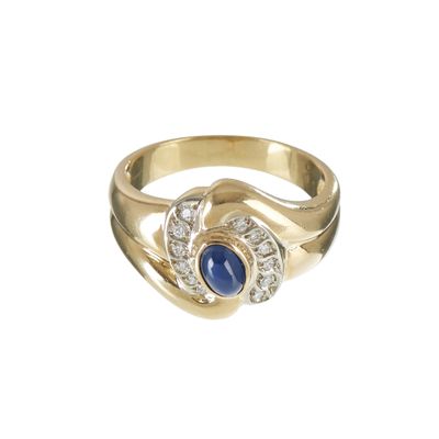 une image d'une bague en or avec une pierre bleue et des diamants