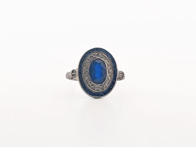 une bague en argent avec une pierre bleue au centre