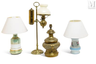 trois lampes différentes sont posées les unes à côté des autres sur une surface blanche