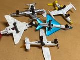 cinq petits avions en jouet posés sur une table