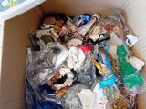 une boîte remplie de déchets, avec une balance à l'intérieur