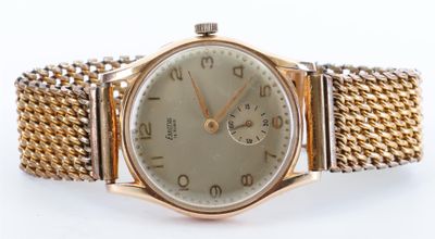 une image d'une montre-bracelet en or avec un cadran blanc