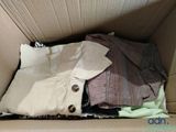 une boîte pleine de vêtements posée sur une table