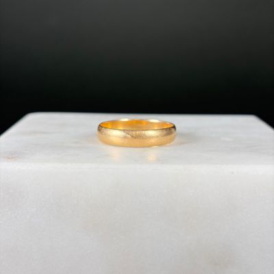 Alliance en or jaune 750/1000 (18K) gravée de deux coeurs TD…