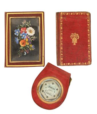 un étui rouge orné d'une horloge et d'un tableau