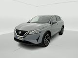 un SUV Nissan argenté garé dans une pièce blanche