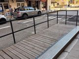 une rampe métallique au bord de la rue