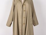 une image d'un manteau de femme sur un support de mannequin