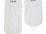 deux housses à vêtements blanches sur lesquelles sont inscrits les mots « Dior » et « Dior »