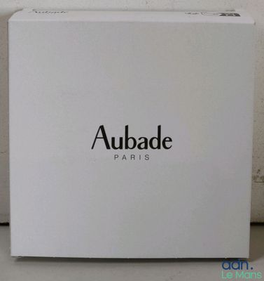 La boîte est blanche et porte un logo noir.