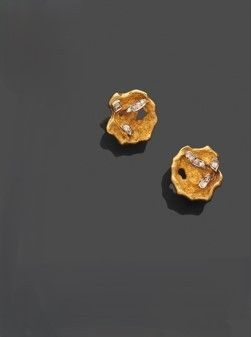 une paire de clips d'oreilles en or et diamants