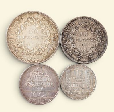 quatre types de pièces différents sont disposés en rangée sur une surface blanche