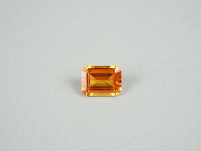 un saphir orange sur un fond blanc