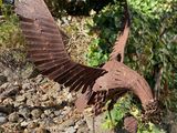 une statue représentant un oiseau posé sur un rocher