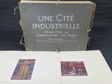 un livre ouvert posé sur une table, devant un fond noir