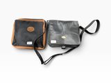 deux morceaux de cuir noir et marron sur fond blanc