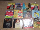 beaucoup de livres de musique sur la table