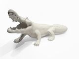 un alligator blanc allongé, la gueule ouverte