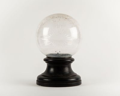 une boule à neige posée sur un socle en bois