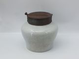 pot en céramique beige et blanc avec un couvercle en bois, sur fond blanc