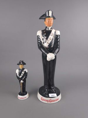 figurine représentant un homme en uniforme et un homme coiffé d'un chapeau