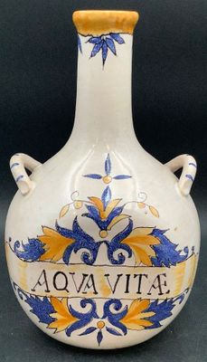 un vase blanc orné d'un motif bleu et jaune