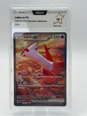 gros plan d'une carte pokemon dans un étui en plastique