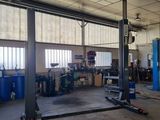 une photo d'un garage rempli de matériel