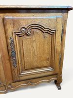 Buffet régional en bois naturel, mouluré et sculpté ouvrant … (photo 6)