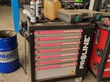 de nombreux outils sur le chariot dans le garage