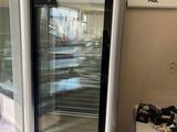 deux réfrigérateurs installés dans une pièce