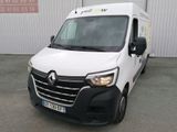 une camionnette blanche garée devant un bâtiment