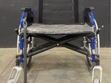 un fauteuil roulant bleu et noir, muni de roues et d'un siège