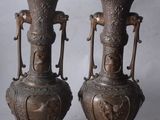 deux vases posés sur une table