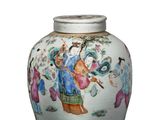 un vase blanc avec un tableau posé sur une table