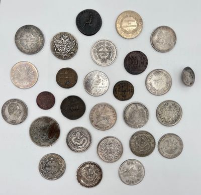 beaucoup de pièces qui sont sur la table