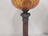 une lampe posée sur une table en marbre