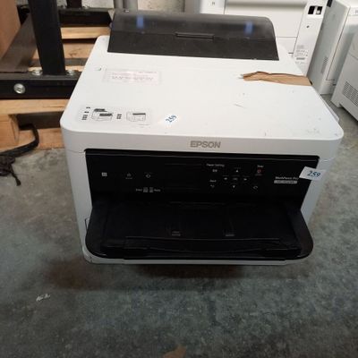 une imprimante posée sur une table