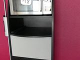 un micro-ondes posé sur une étagère