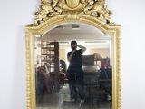 un homme se prenant en photo dans un miroir