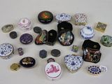 de nombreux types de bijoux sur la table