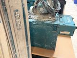 une photo d'une boîte à outils posée sur une table dans un magasin