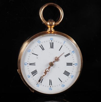 une montre de poche en or avec des chiffres romains sur le cadran