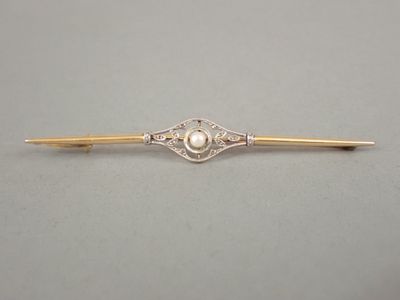 une broche ancienne en argent et or, ornée d'une perle au centre