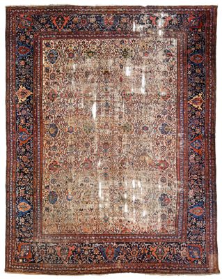 un ancien tapis persan à motif floral