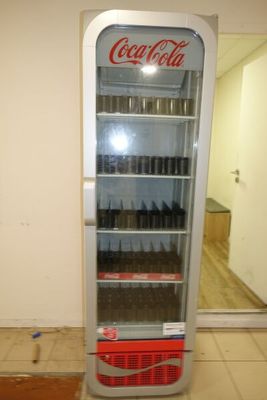 une glacière à Coca-Cola dans un coin de la pièce