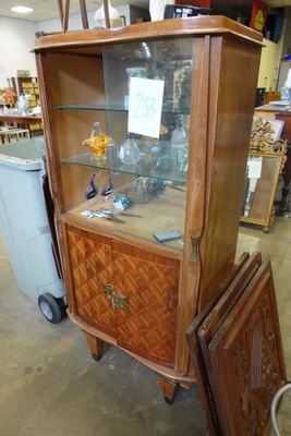 une vitrine en bois avec une porte vitrée dans un magasin