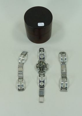 trois montres posées les unes à côté des autres sur une table